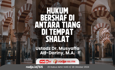 Hukum Bershaf di Antara Tiang di Tempat Shalat