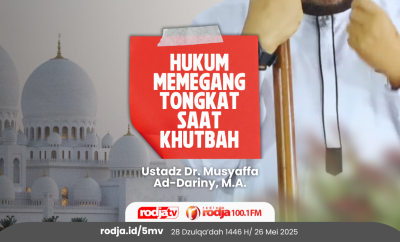 Hukum Memegang Tongkat Saat Khutbah